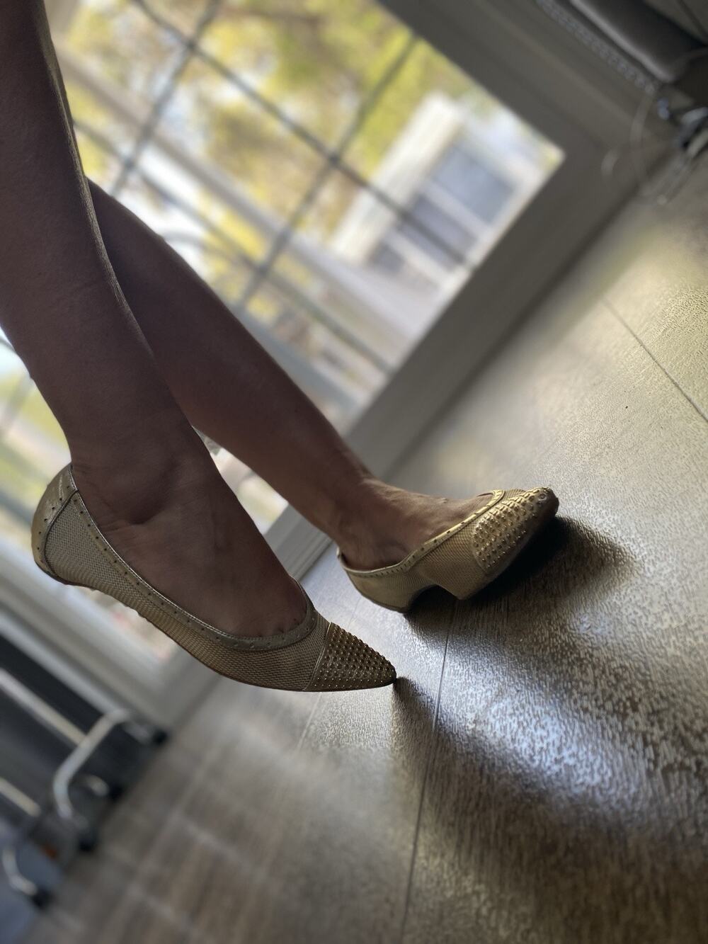 STUART WEITZMAN Leather Studded Cap-toe Mesh Tipper Flats shoes Women Gold 8.5 M